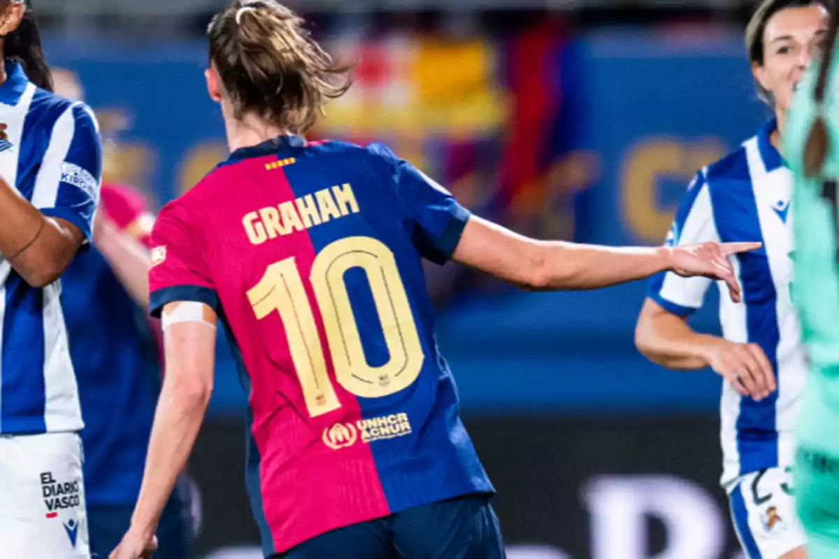 Jugadora de fútbol con la camiseta número 10 y el nombre "Graham" en la espalda durante un partido.