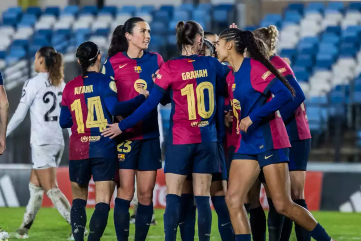 Jugadoras de fútbol del equipo Barcelona celebrando en el campo.