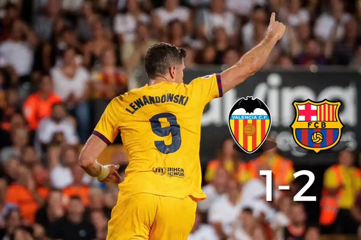 Jugador de fútbol con camiseta amarilla celebrando un gol, con los escudos de Valencia C.F. y F.C. Barcelona y el marcador 1-2.