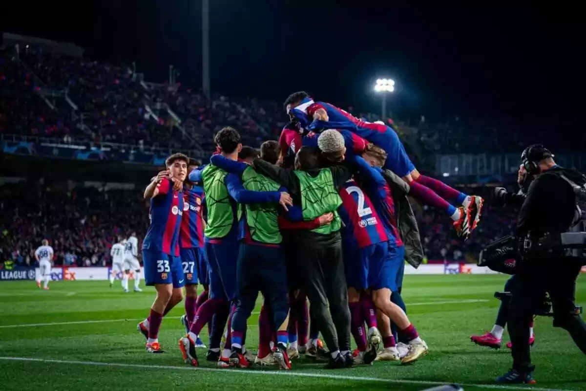 la celebración del FC Barcelona tras la clasificación a los cuartos de final de la UEFA Champions League