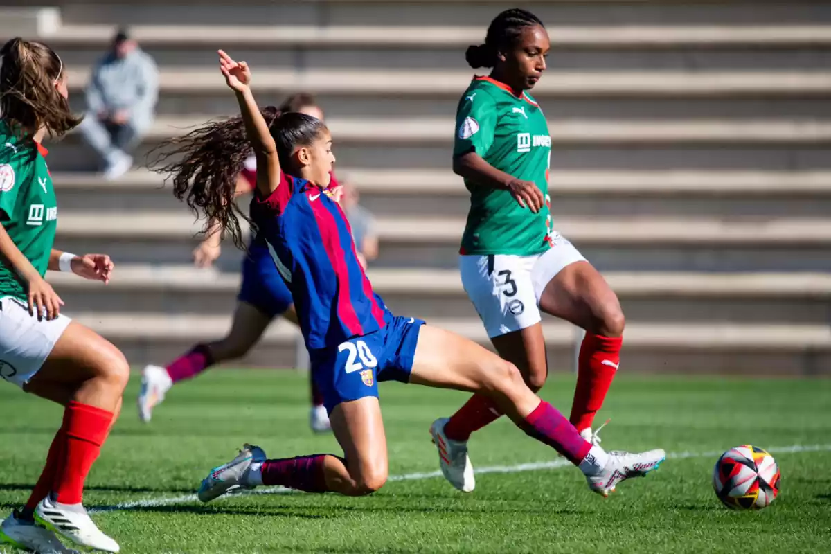 La jugadora del Barça B Femenino Celia Segura, lanzándose a por un balón