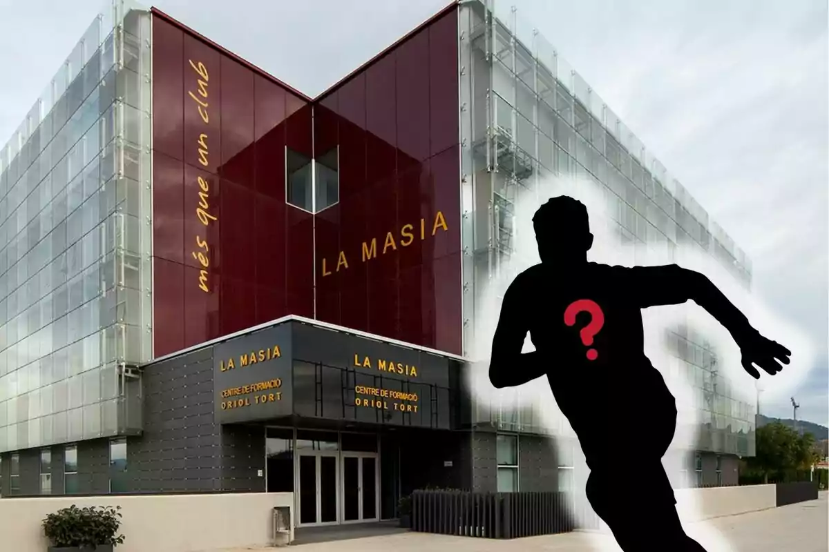 Edificio de La Masia con la silueta de un jugador de fútbol y un signo de interrogación en el centro.