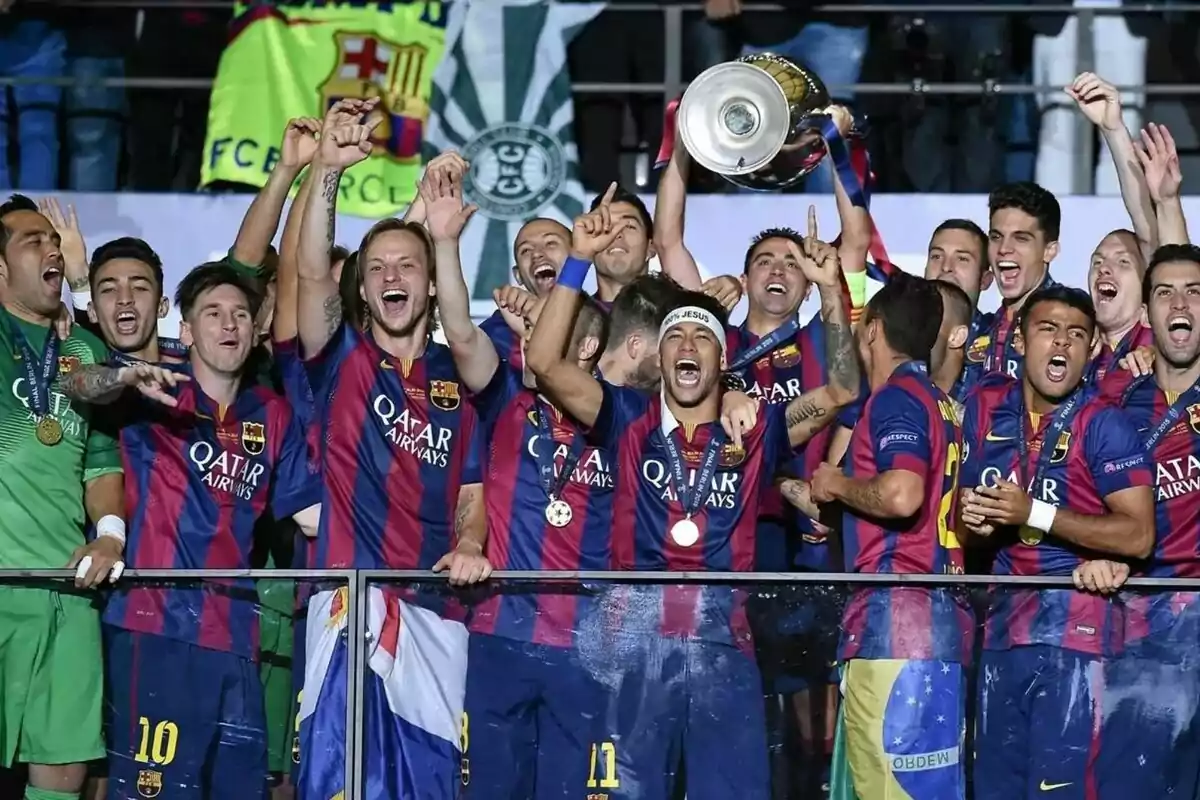 El FC Barcelona, en su temporada 2015, levantando la Champions League