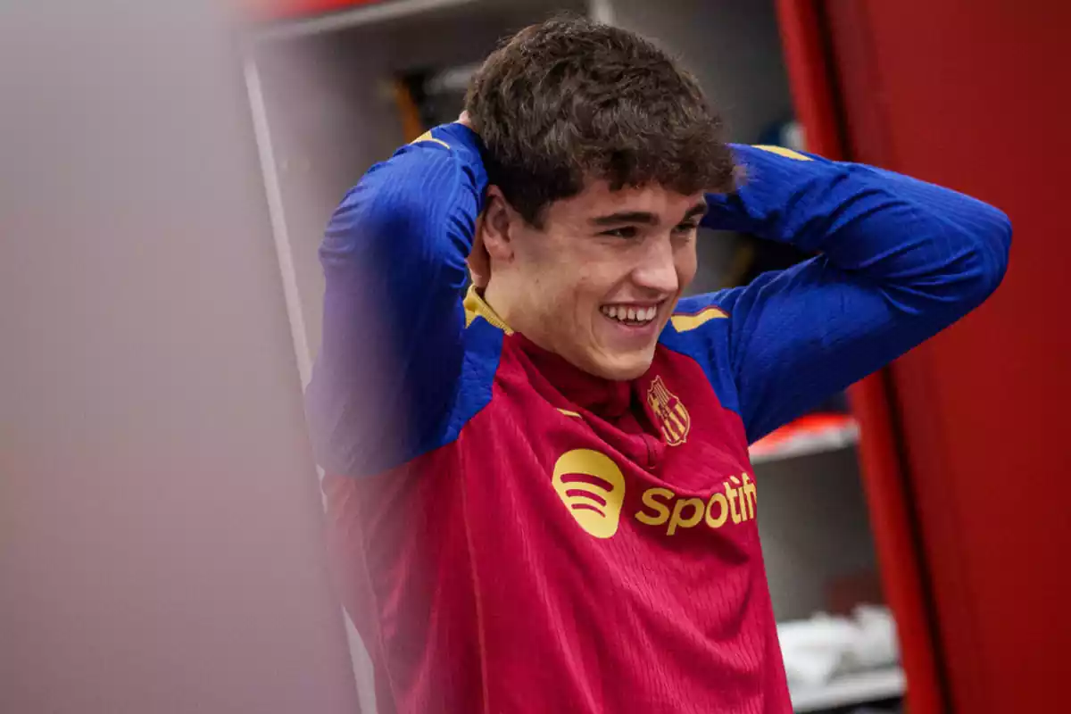 El jugador del Barça Pau Cubarsí, con las manos en la cabeza sonriendo