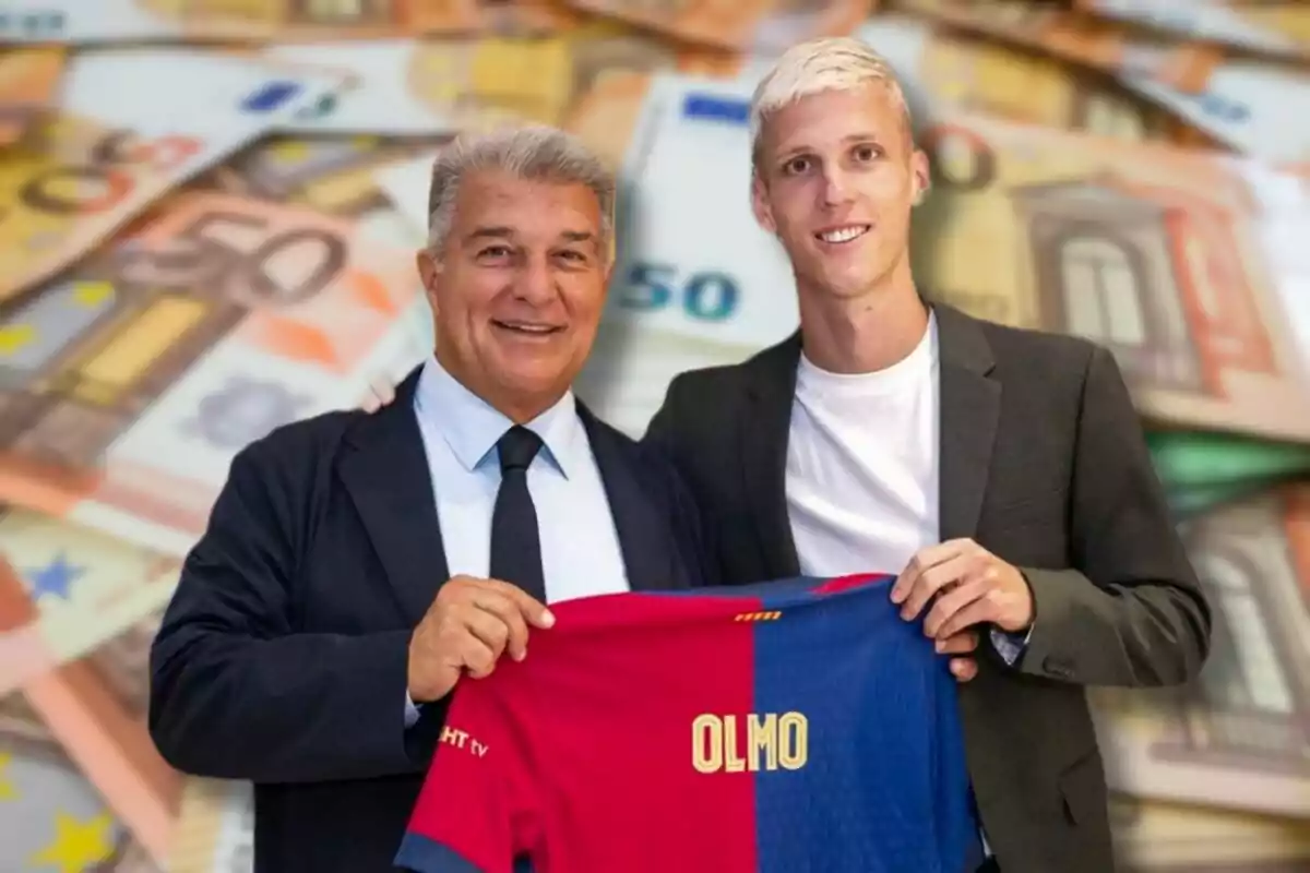 Dos hombres sonrientes sosteniendo una camiseta de fútbol con el nombre "Olmo" frente a un fondo de billetes de euro.