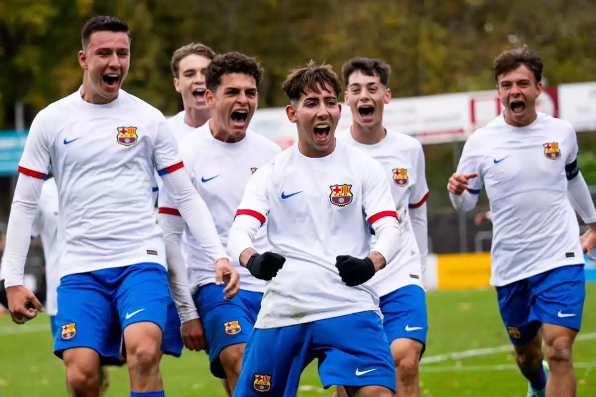 El jugador del Barça Dani Rodríguez, celebrando un gol, con sus compañeros celebrando detrás de él