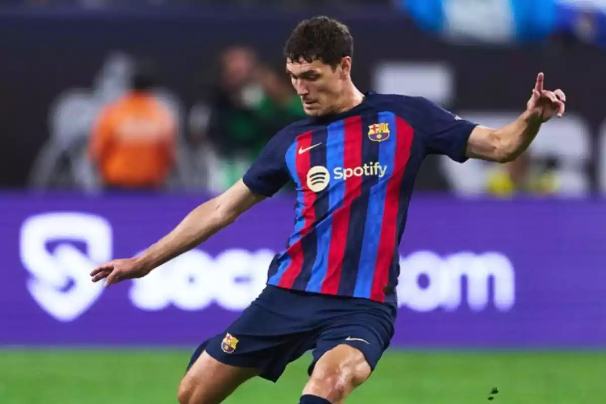 Andreas Christensen con la camiseta del Barça en un partido