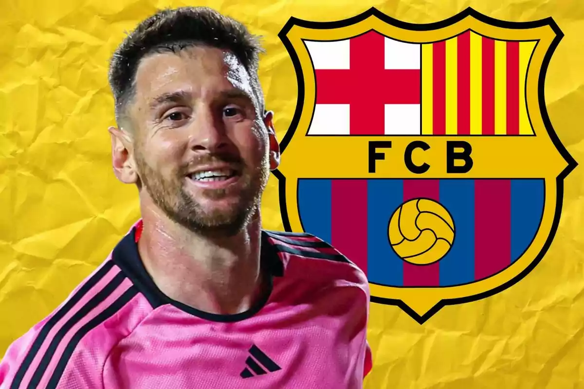 Un jugador de fútbol con camiseta rosa sonríe frente al escudo del FC Barcelona sobre un fondo amarillo.