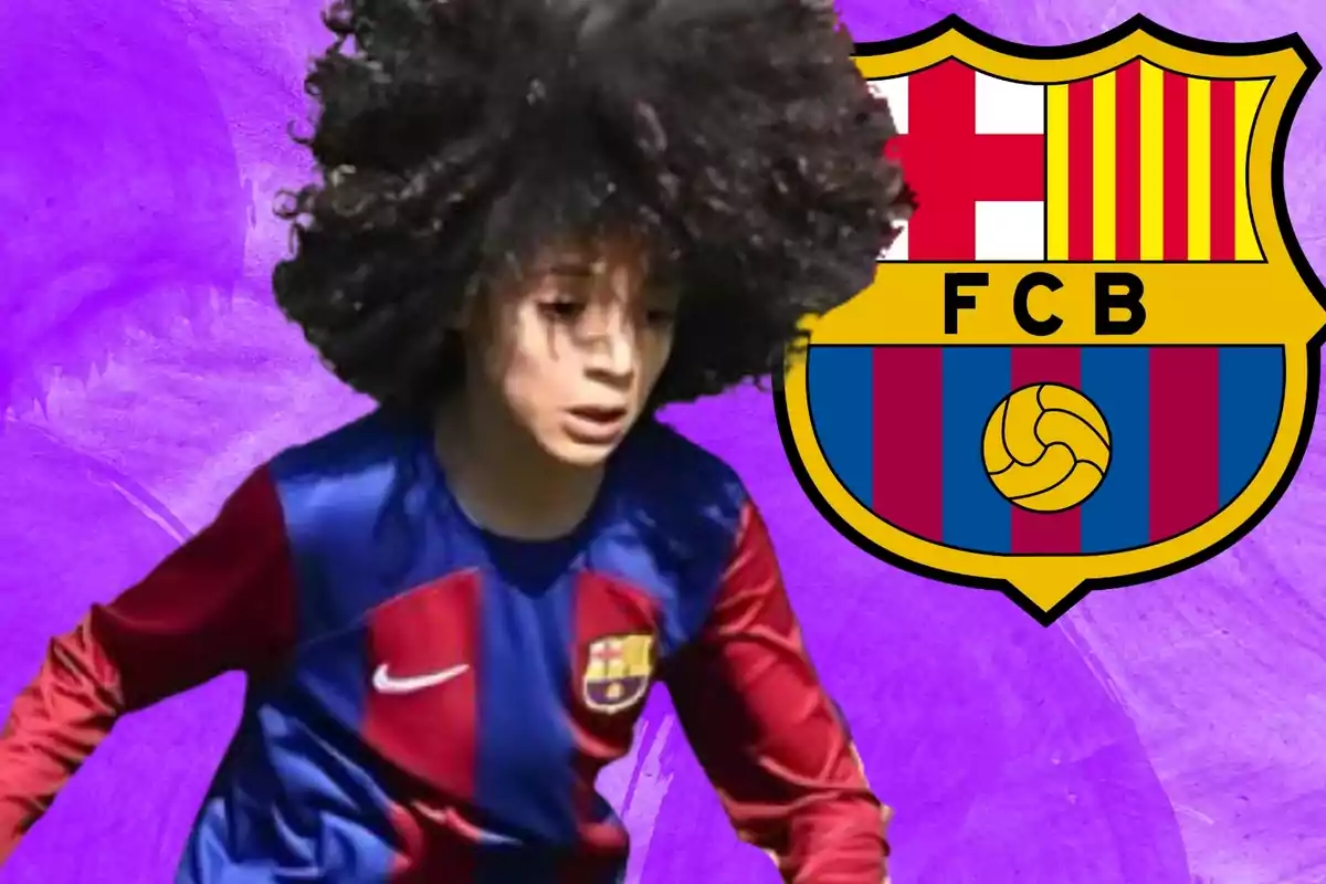 Un joven futbolista con el uniforme del FC Barcelona junto al escudo del club sobre un fondo morado.