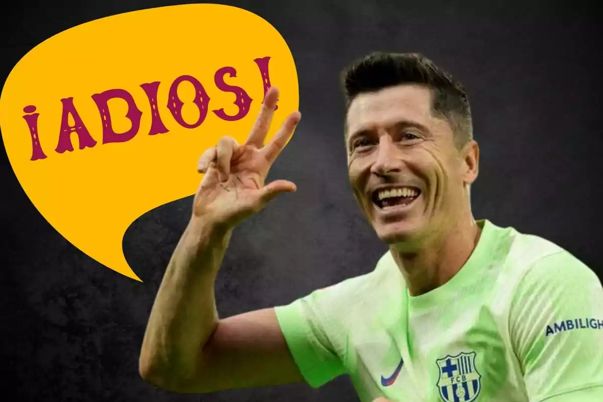 Un hombre sonriente con una camiseta deportiva verde claro hace un gesto de despedida con la mano mientras un globo de diálogo amarillo dice "¡ADIOS!" en letras grandes y rojas.