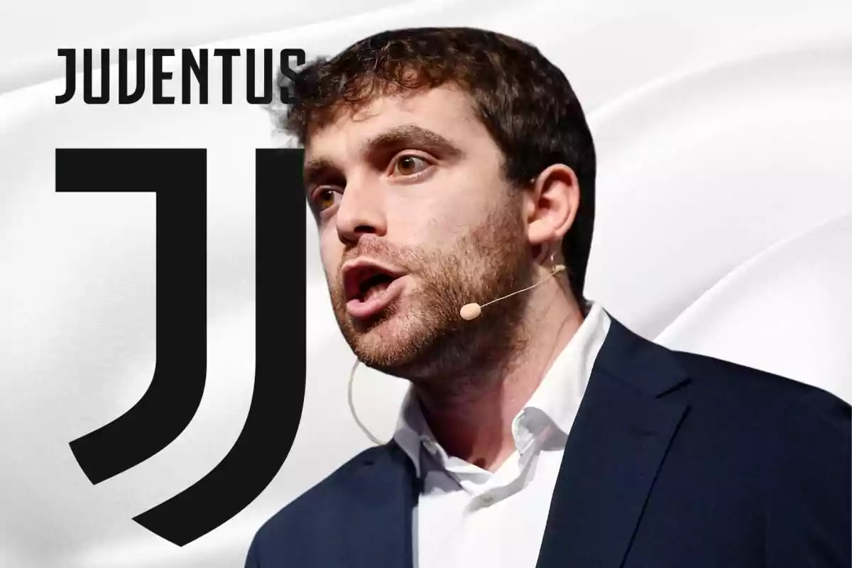 Hombre hablando con un micrófono de diadema frente al logo de la Juventus.