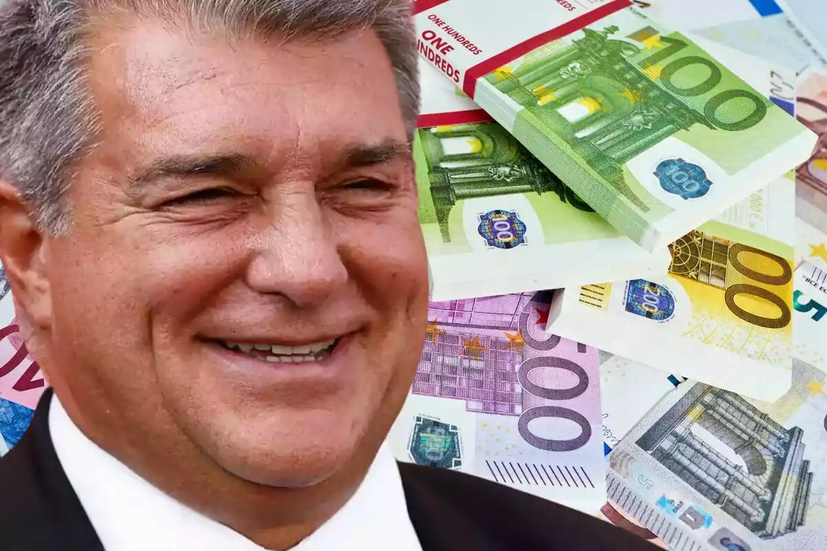 Un hombre sonriendo frente a un fondo de billetes de euro.