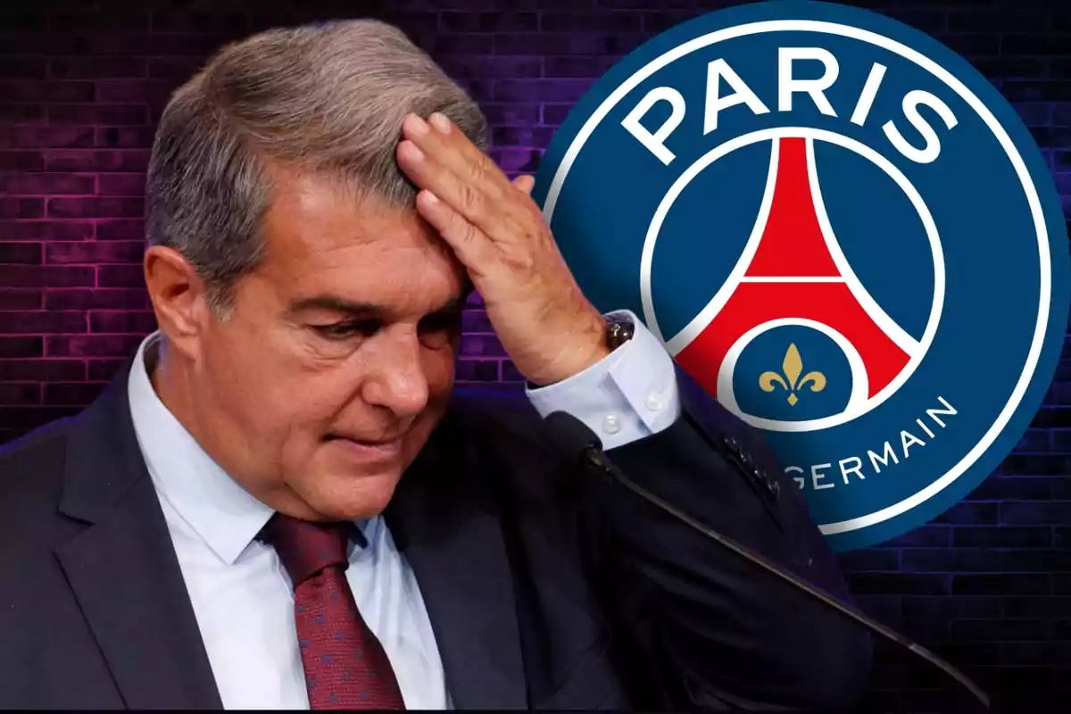 Un hombre con traje y corbata se toca la cabeza con una mano, con el logo del Paris Saint-Germain en el fondo.