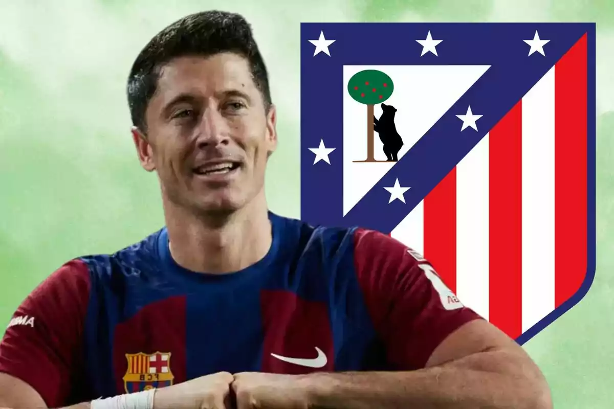 Un jugador de fútbol con la camiseta del FC Barcelona aparece frente al escudo del Atlético de Madrid.