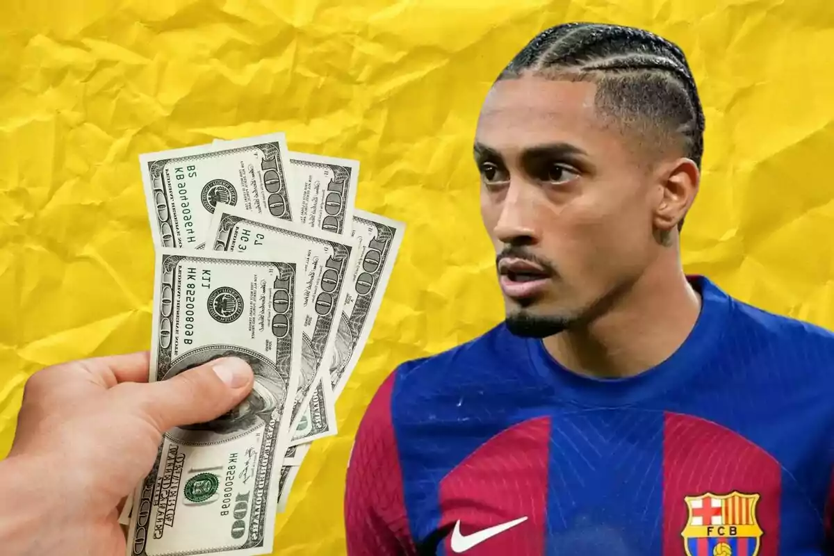 Una mano sosteniendo billetes de cien dólares junto a un jugador de fútbol con la camiseta del FC Barcelona sobre un fondo amarillo.