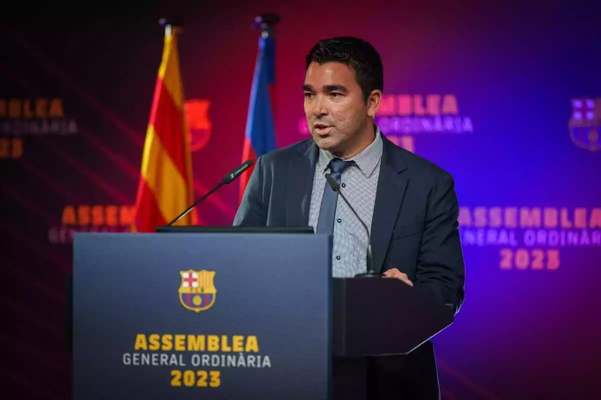 Deco, director deportivo del FC Barcelona, en una asamblea general ordinaria 2023 en representación del club azulgrana, vestido con camisa y terno