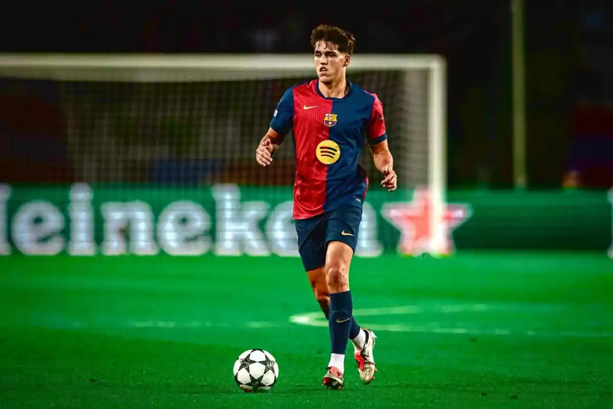 Jugador de fútbol del FC Barcelona en el campo durante un partido.