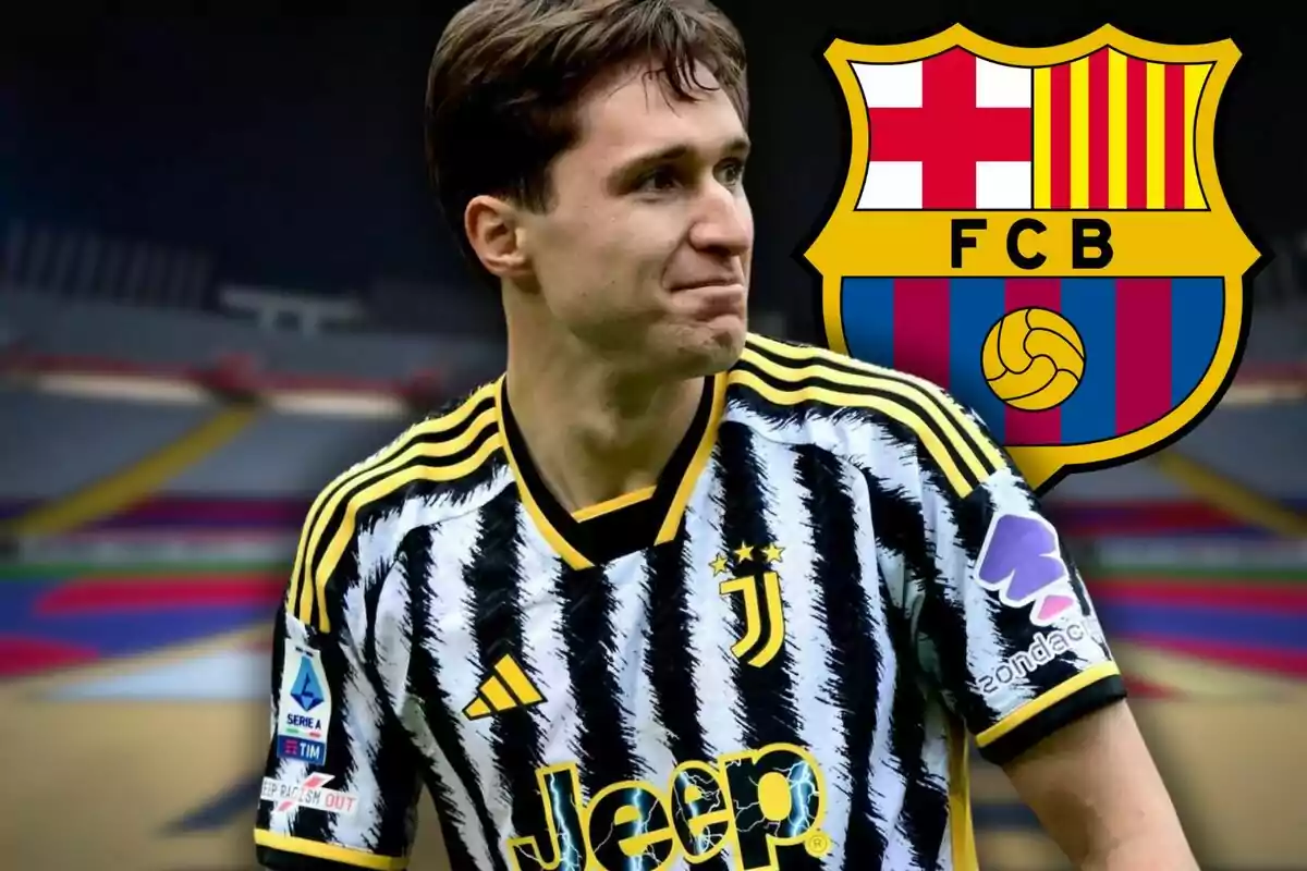 Un jugador de fútbol con el uniforme de la Juventus aparece en primer plano, mientras que el escudo del FC Barcelona se muestra en el fondo.