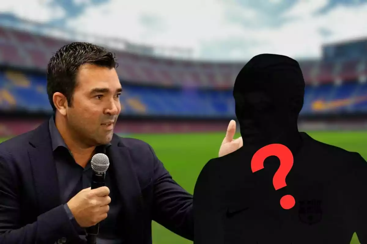 Un hombre con micrófono hablando junto a una silueta negra con un signo de interrogación rojo en un estadio de fútbol.