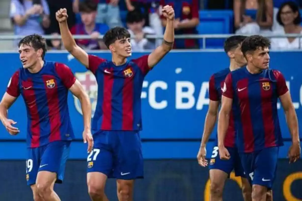 Los jugadores del Barça Atlètic celebrando un gol contra el Ibiza con la camiseta azulgrana