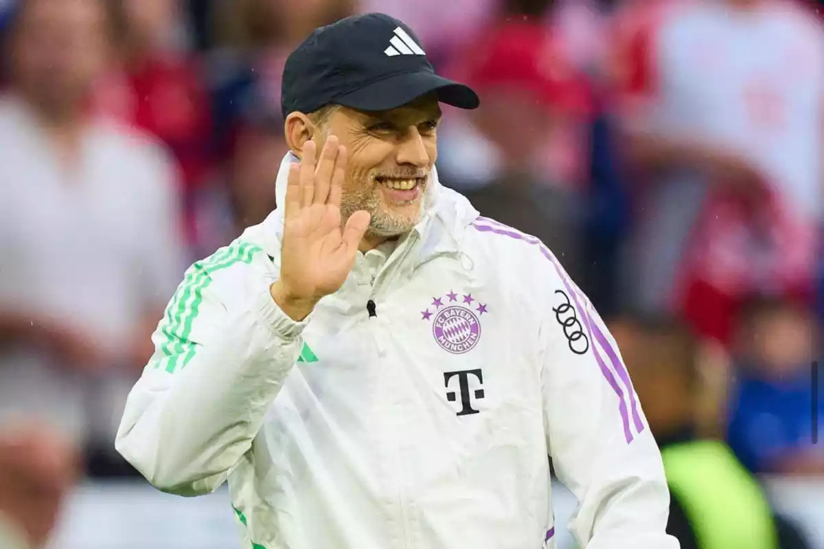 Thomas Tuchel, entrenador del Bayern con la mano alzada