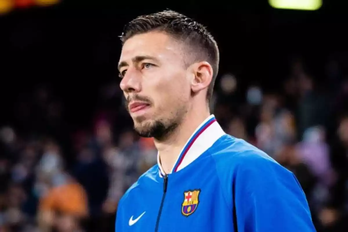 Un jugador de fútbol con chaqueta azul del FC Barcelona.