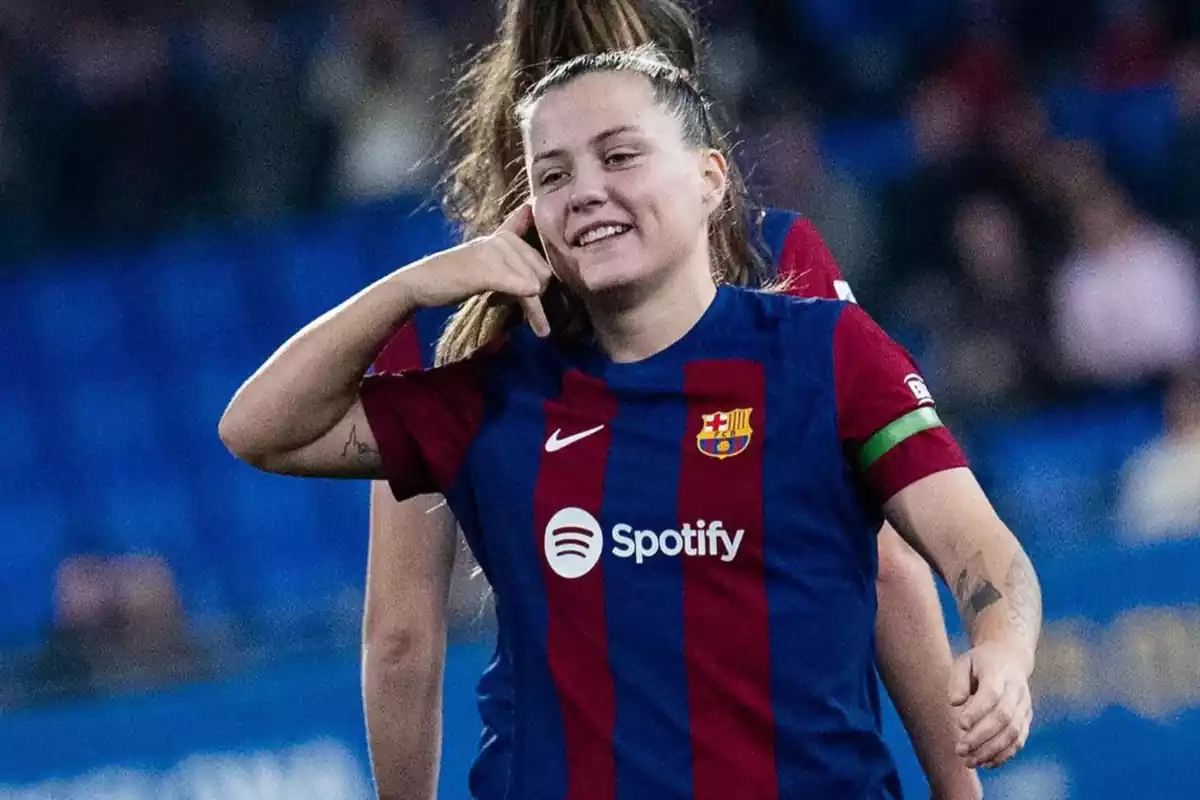 Clàudia Pina con la camiseta del FC Barcelona con la mano en la oreja en forma de teléfono