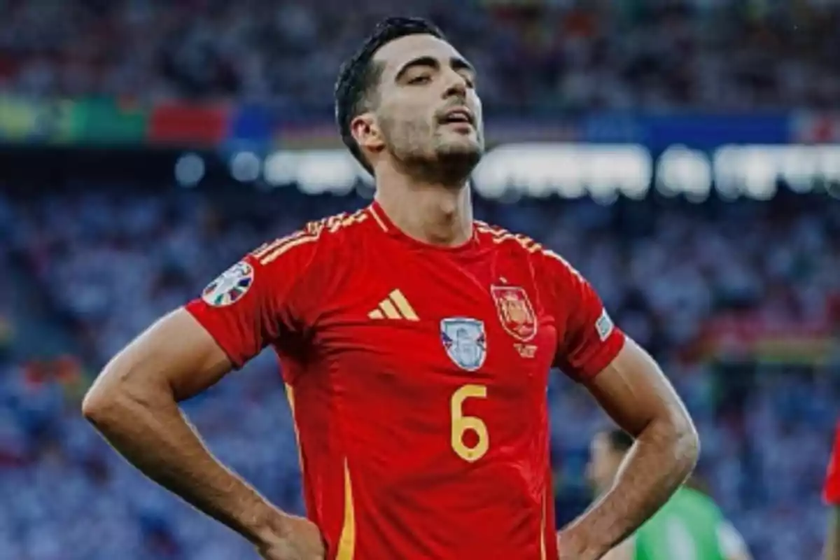 Jugador de fútbol con camiseta roja de la selección española en el campo de juego.