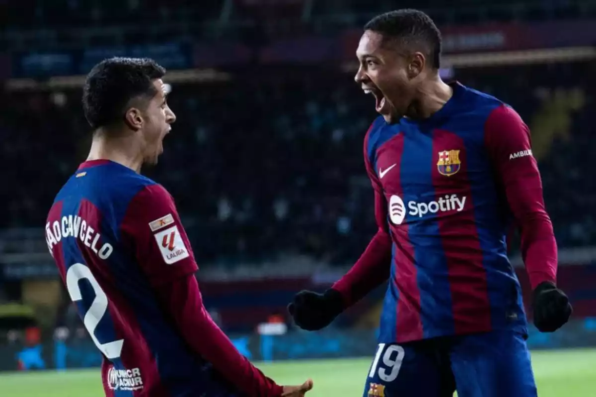 Cancelo y Vitor Roque celebrando un gol del Barça