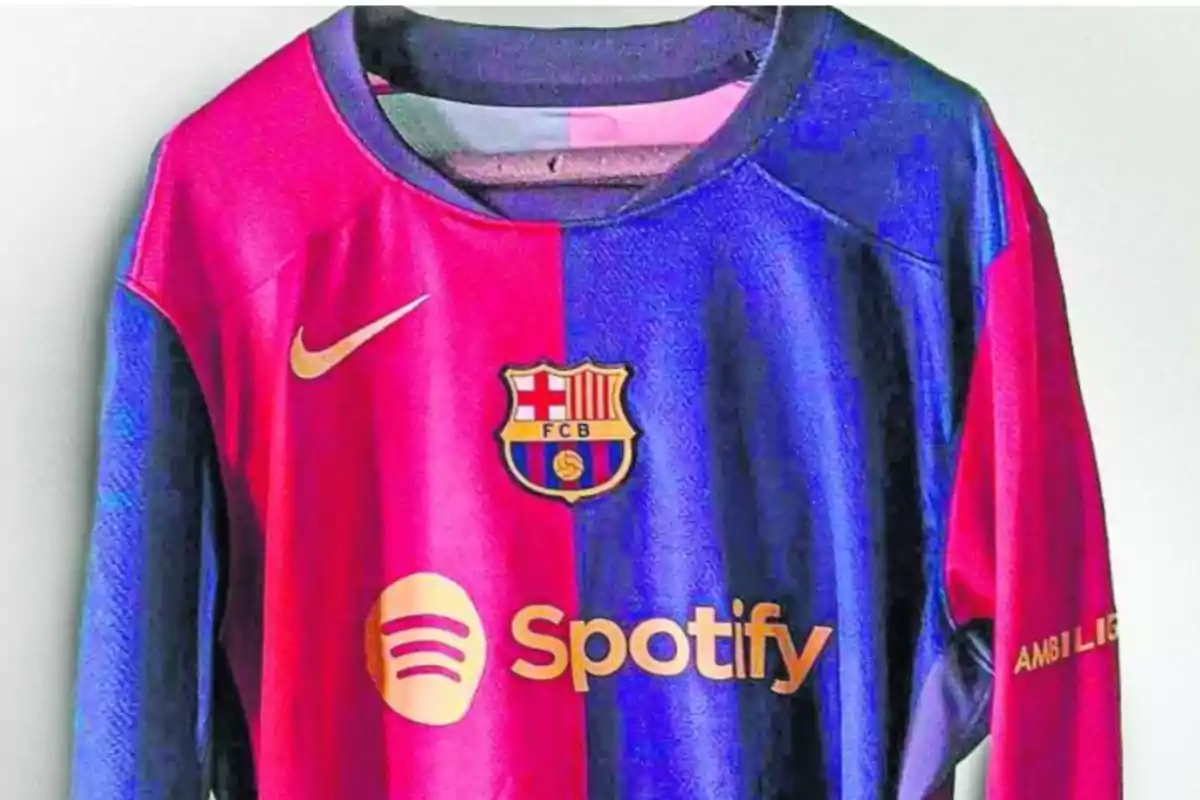 Camiseta del FC Barcelona con los colores azul y grana, el logo de Nike y el patrocinio de Spotify.