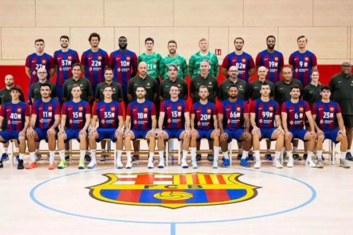 El equipo de Balonmano del FC Barcelona sentados en el banquillo