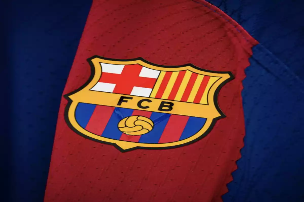 El escudo del Barça en la camiseta azulgrana