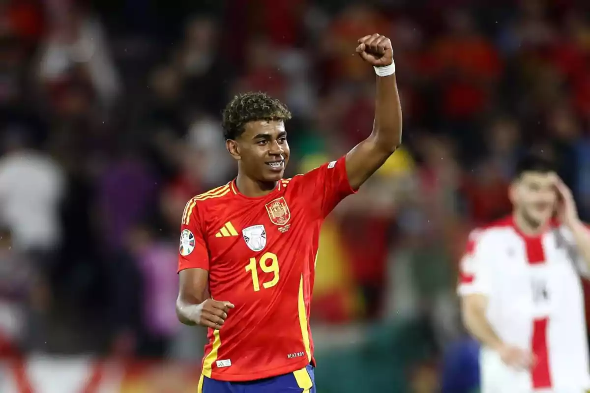 Jugador de fútbol con la camiseta de la selección española celebrando en el campo.