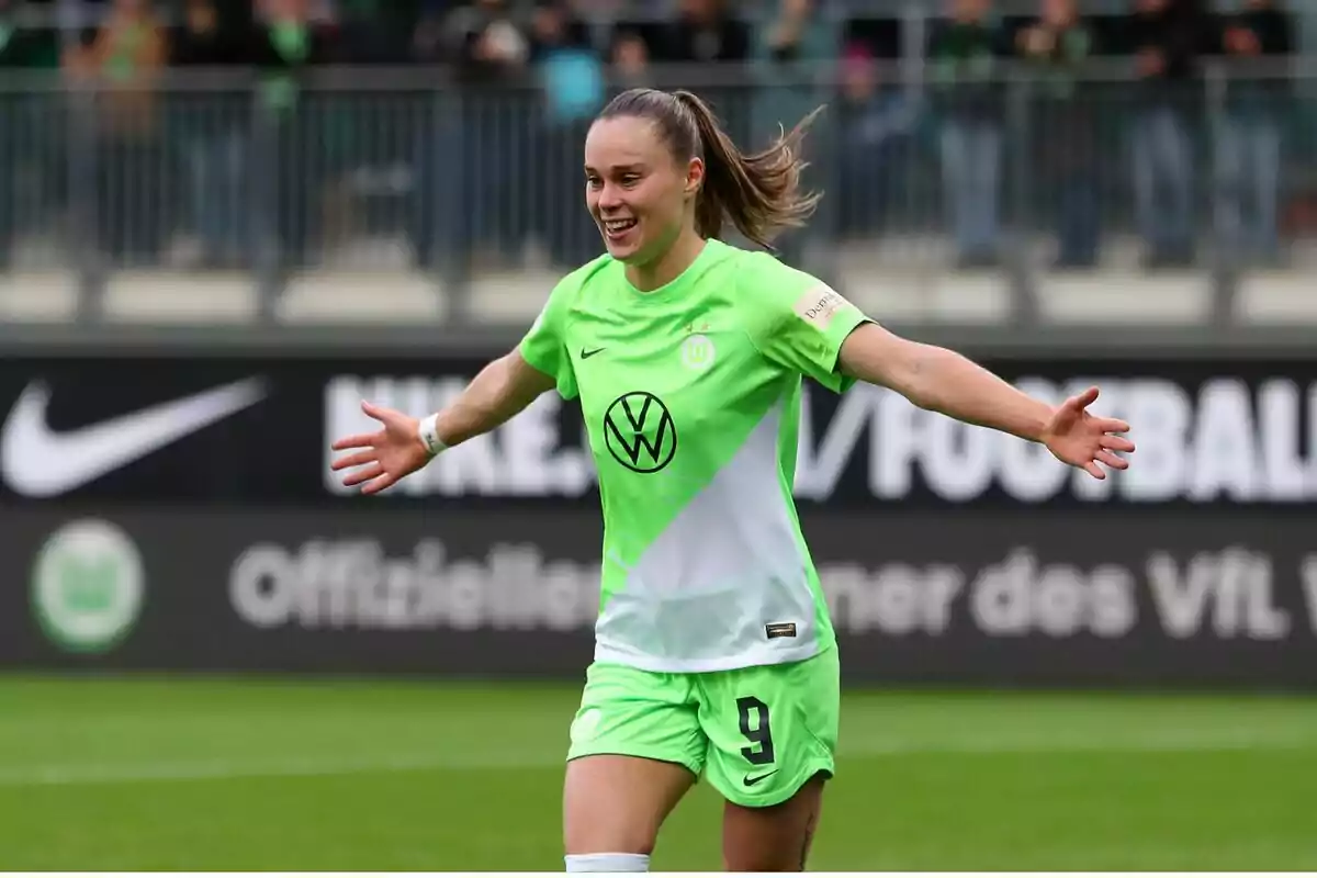 Ewa Pajor, con la camiseta verde y blanca del Wolfsburgo celebrando un gol