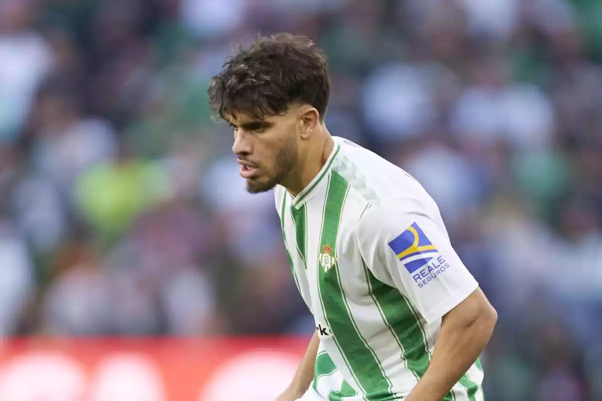 Ez Abde, concentrado en un partido con la camiseta del Real Betis