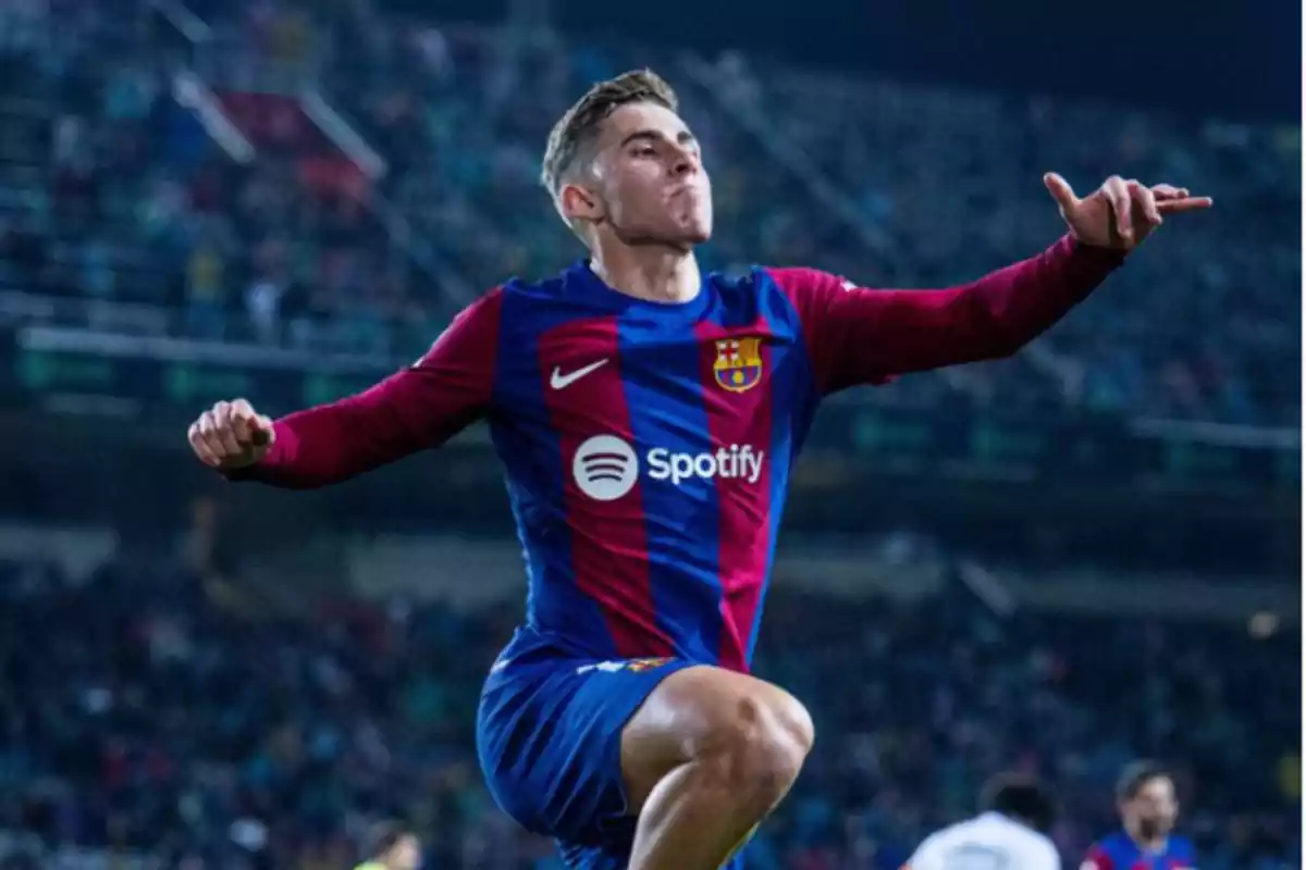 El canterano, Fermin, durante el partido frente al Valencia celebra el gol que marco de cabeza. en la foto esta dando un salto con los brazos estirados y una rodilla doblada