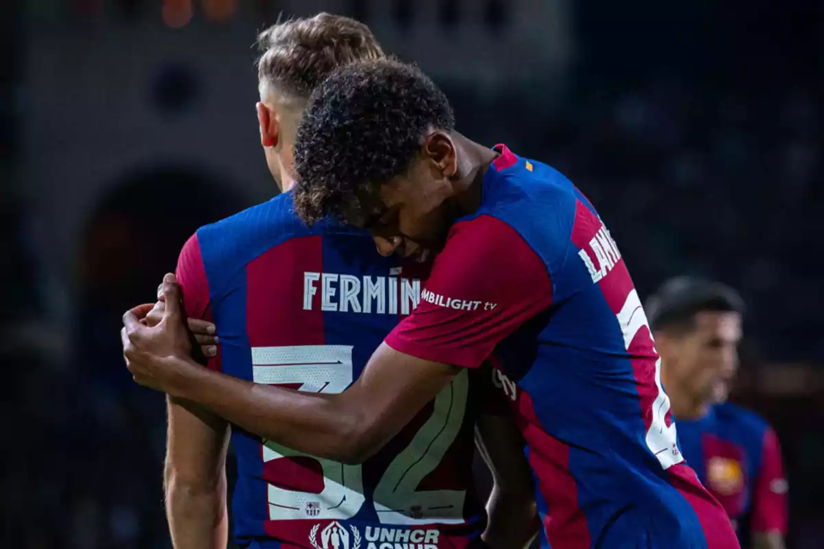 Los jugadores del Barça Lamine Yamal y Fermín López, abrazados en el campo