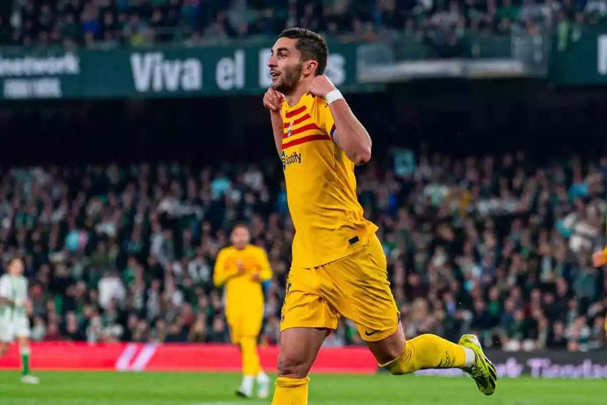 Ferran Torres, en el duelo ante el Real Betis, con la camiseta amarilla del FC Barcelona celebrando un gol