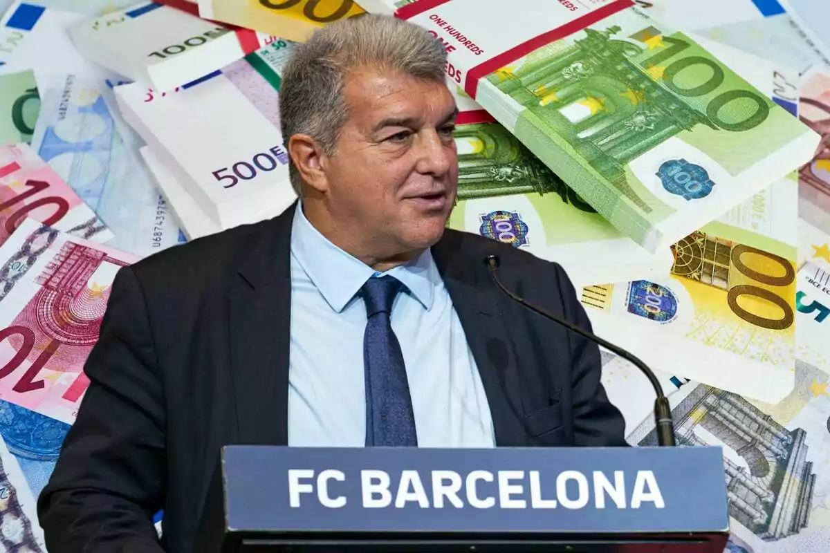 Un hombre en traje y corbata hablando en un podio con el logo del FC Barcelona, con billetes de euro de fondo.