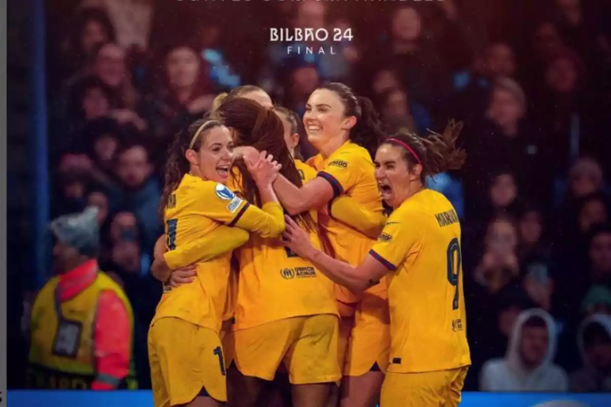 Jugadoras del Barça femenino celebrando un gol con un título de la final de champions femenina