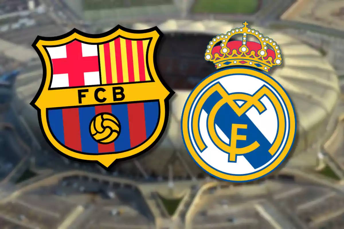 Escudos de los equipos de fútbol FC Barcelona y Real Madrid sobre un fondo desenfocado de un estadio.