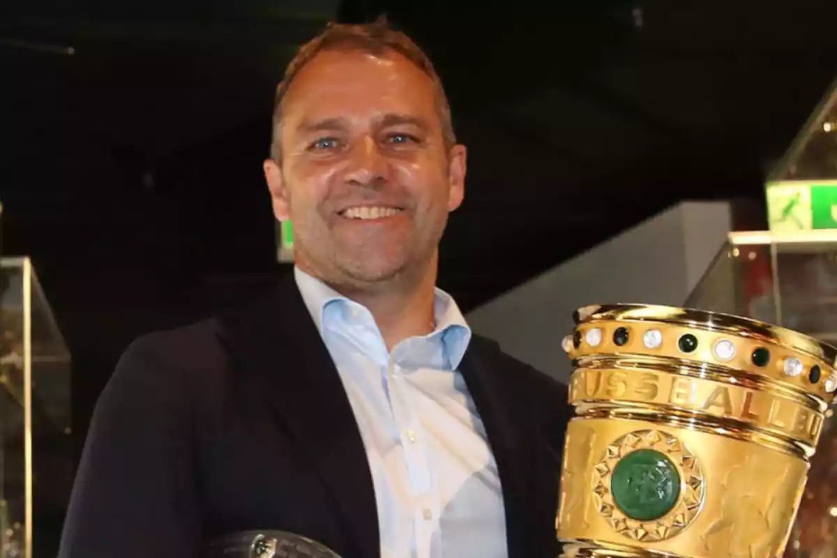 Hans-Dieter Flick con uno de los trofeos que ganó con el Bayern de Múnich