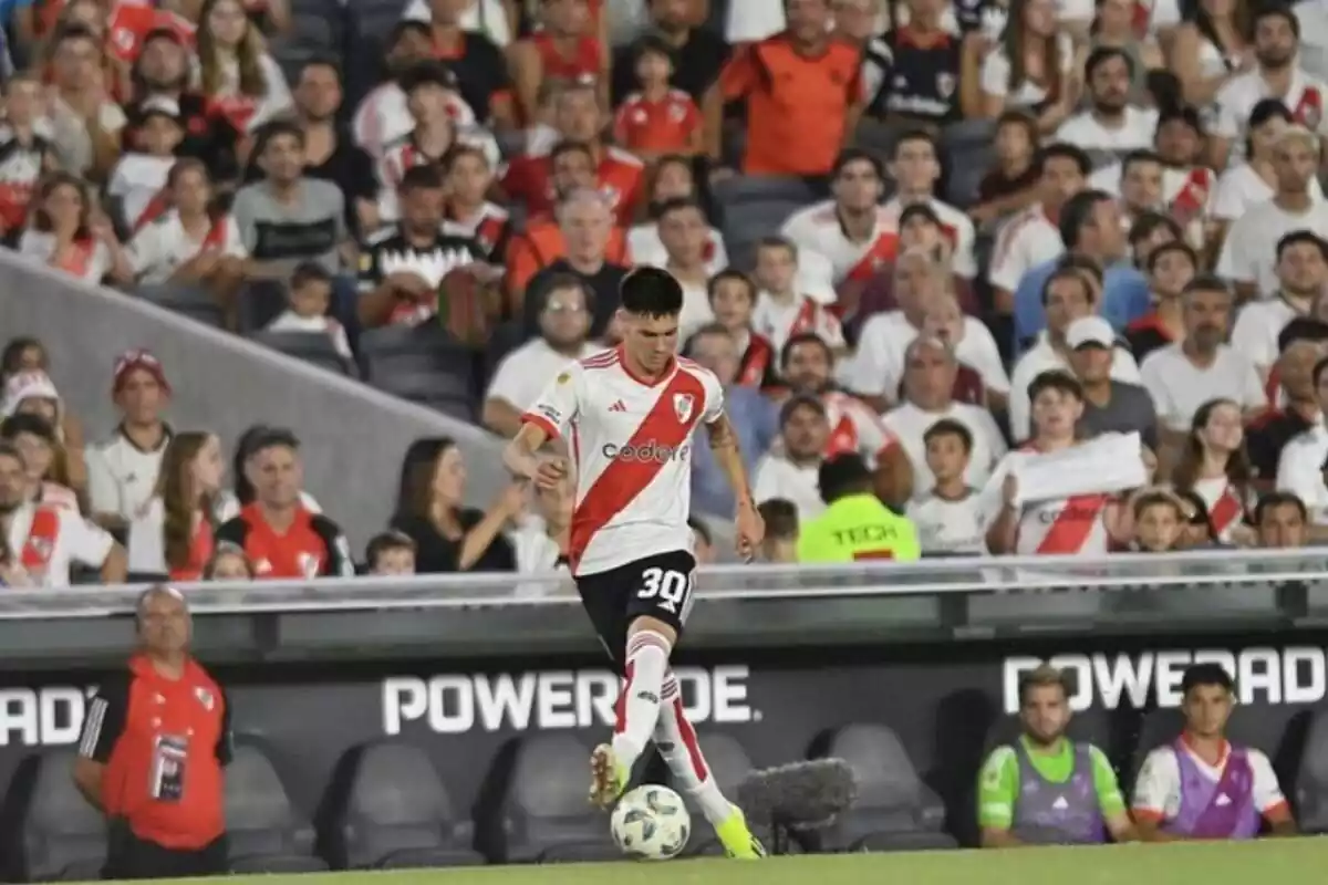 Franco Mastantuono, en su debut con el primer equipo de River Plate, vestido con los colores Rojo y blanco del equipo argentino