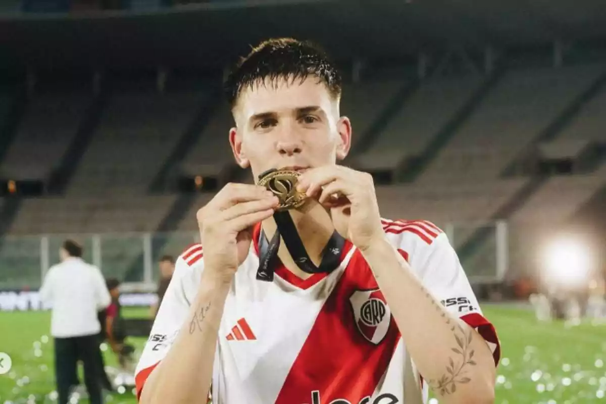 Franco Mastantuono, joya del River Plate, besando una medalla que consiguió con el cuadro argentino