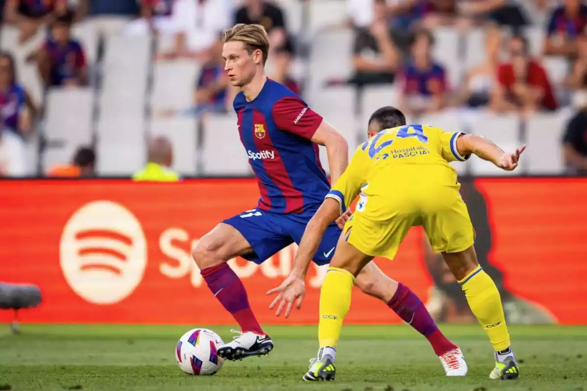 Frenkie De Jong, con la indumentaria azulgrana del FC Barcelona, conduce el balón ante un jugador del Cádiz.