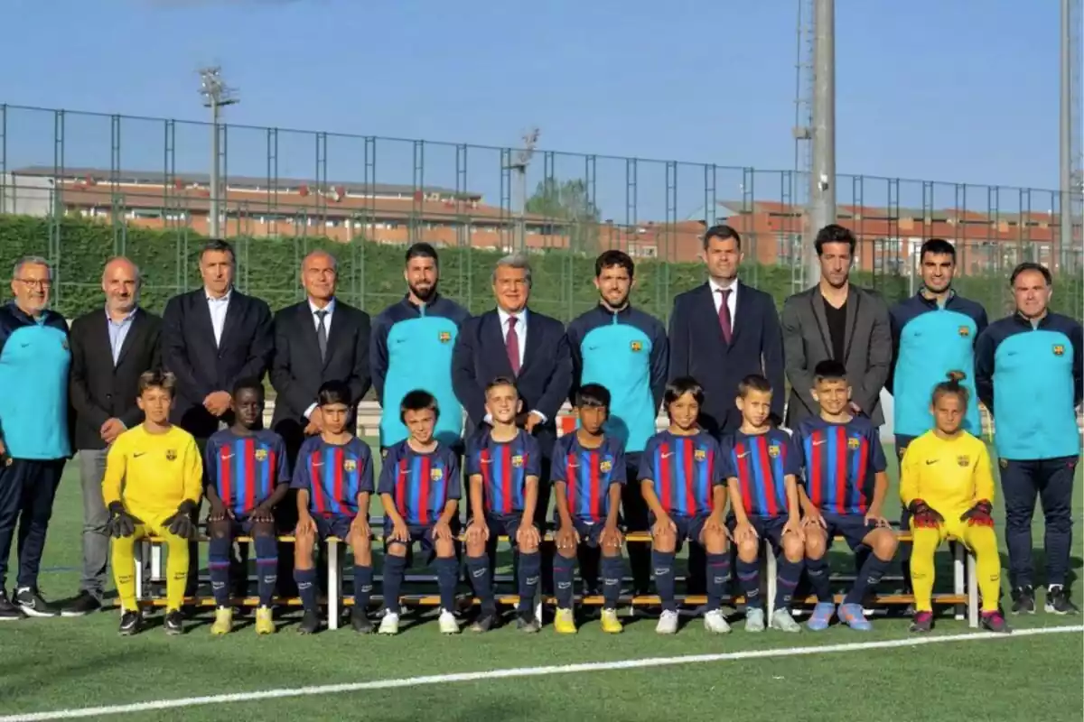Los futbolistas del Benjamin A del FC Barcelona, acompañados del presidente Joan Laporta, el resto de los directivos y el cuerpo técnico en la foto oficial del equipo