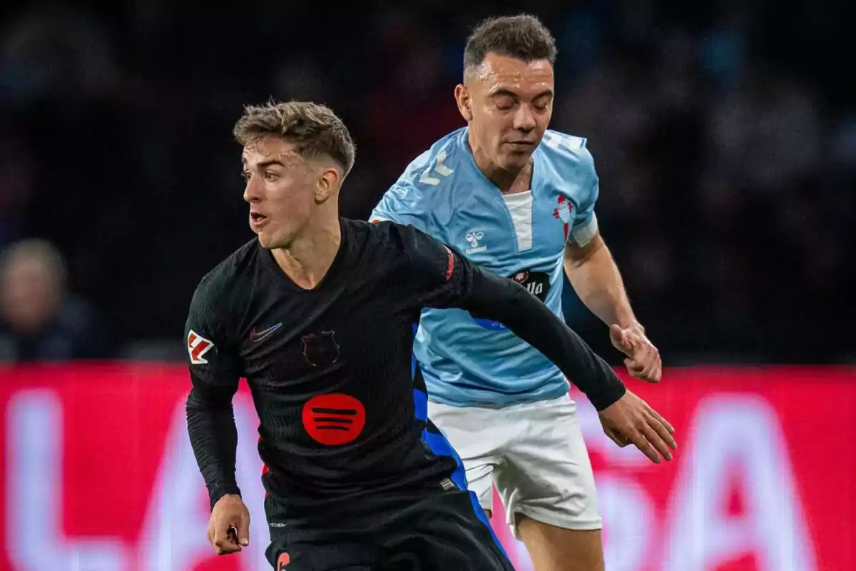 Dos jugadores de fútbol compiten por el balón durante un partido.