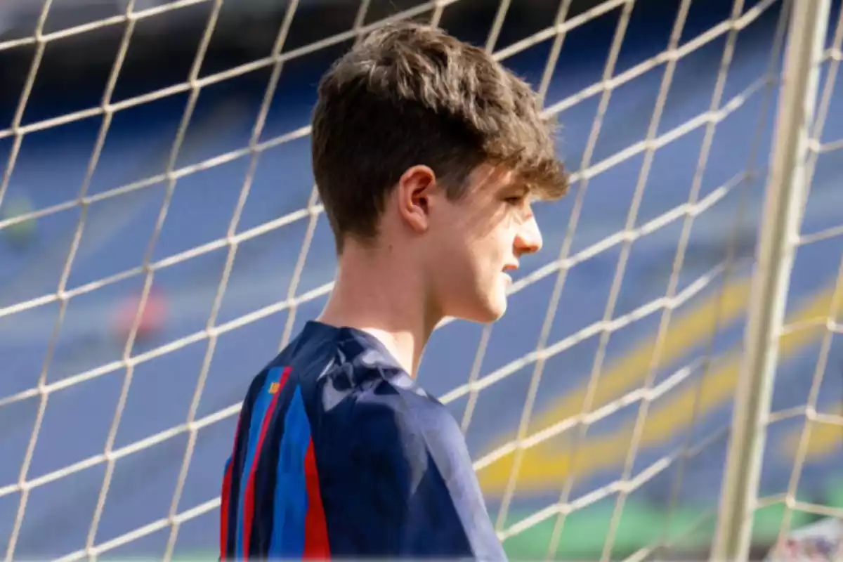 Joven futbolista de perfil con una camiseta azulgrana del Barça