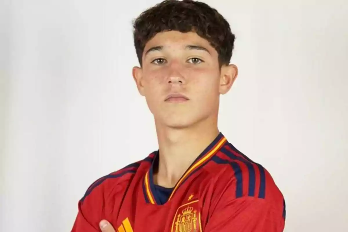 Gorka Buil camiseta roja de la selección española de fútbol, posando con los brazos cruzados.