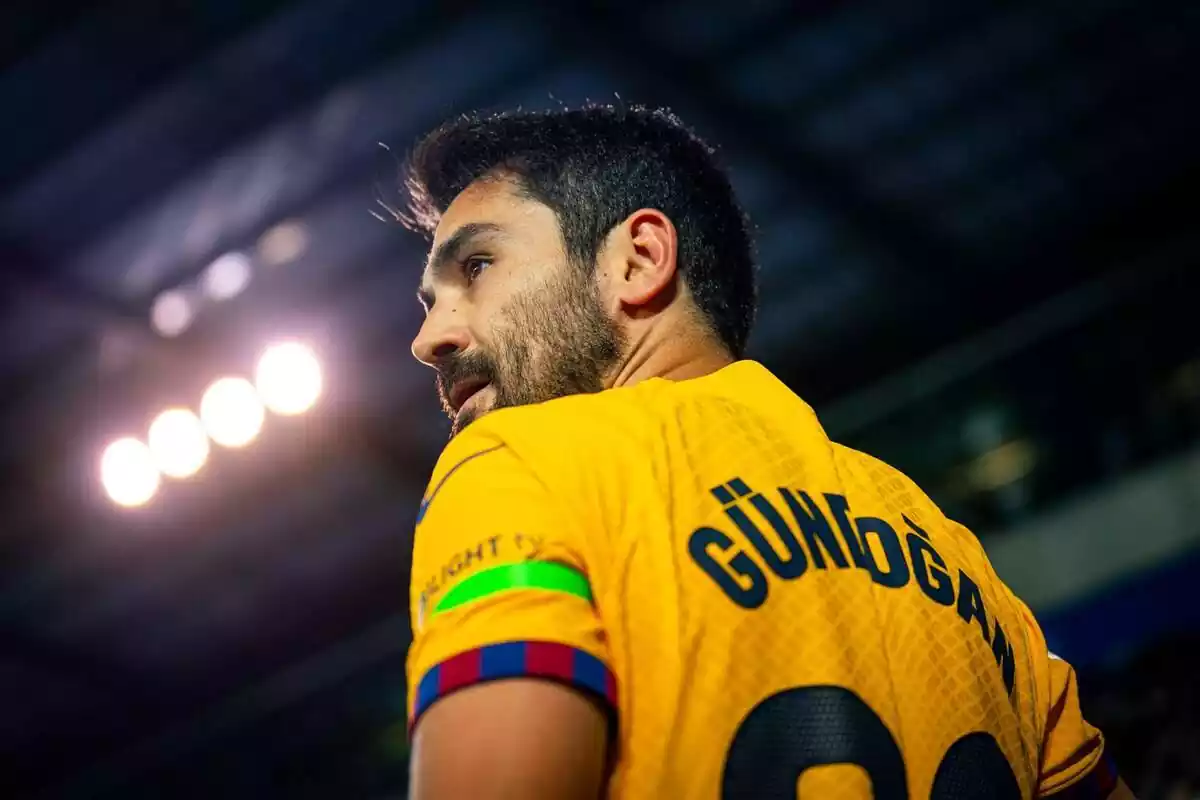 Gündogan, con la camiseta de La Senyera del FC Barcelona, mirando al horizonte con luz reflejándole en el rostro